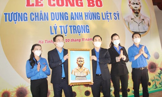Công bố mẫu tượng chân dung Anh hùng Lý Tự Trọng. Ảnh: TT.