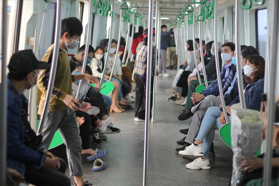 Trên các toa tàu đều kín chỗ, nhiều người phải đứng. Ảnh TV Trên các toa tàu đều kín chỗ, nhiều người phải đứng. Ảnh TV