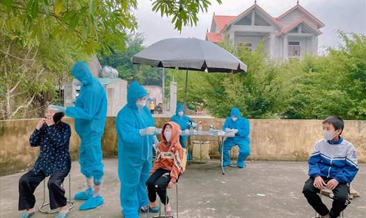 Cơ quan chức năng tại Thái Bình khẩn trương tiến hành xét nghiệm sàng lọc SARS-CoV-2 cho người dân liên quan các ổ dịch mới. Ảnh: CTV