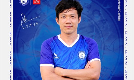 Lê Tấn Tài trở lại khoác áo đội bóng quê hương Khánh Hòa sau gần 1 thập kỷ chia tay. Ảnh: Fanpage CLB