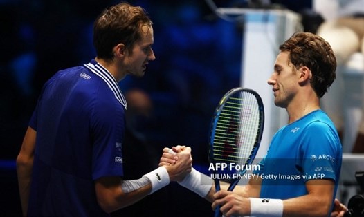 Tay vợt trẻ Casper Ruud (phải) đã không thể gây ra bất ngờ nào trước Daniil Medvedev quá kinh nghiệm và phong độ cao. Ảnh: AFP