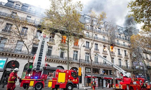 Cháy ở toà nhà gần nhà hát opera Palais Garnier tại thủ đô Paris, Pháp hôm 20.11. Ảnh: Cảnh sát Paris