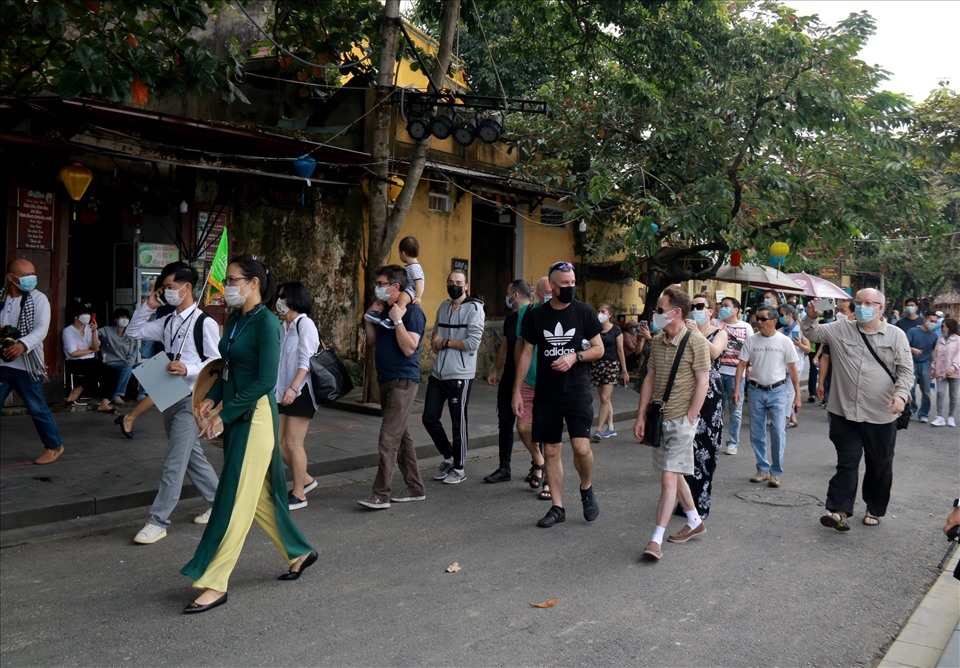 Những du khách quốc tế đầu tiên đã có mặt trở lại ở Hội An. Ảnh: Thanh Chung