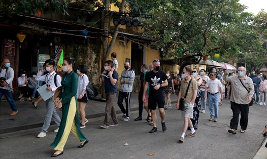 Những du khách quốc tế đầu tiên đã có mặt trở lại ở Hội An. Ảnh: Thanh Chung