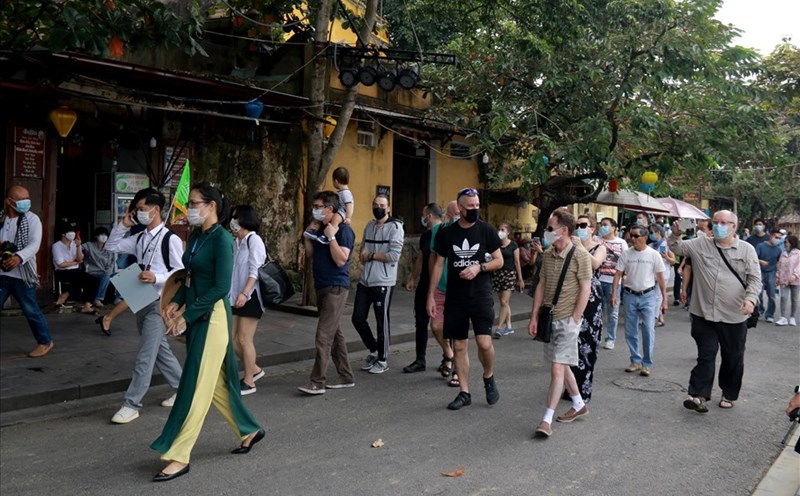 Những du khách quốc tế đầu tiên đã có mặt trở lại ở Hội An. Ảnh: Thanh Chung