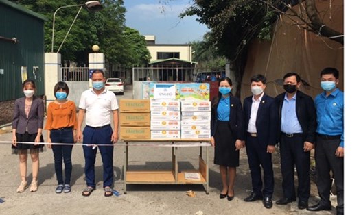 Đoàn công tác của LĐLĐ tỉnh Hưng Yên và LĐLĐ huyện Văn Lâm trao hỗ trợ khu phong tỏa Công ty Global. Ảnh: CĐHY