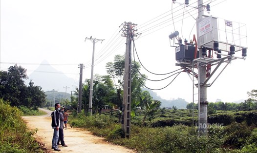 Lưới điện Quốc gia đã đến với người dân Sơn Thuỷ - Lục Khang mang theo hi vọng về một cuộc sống mới.