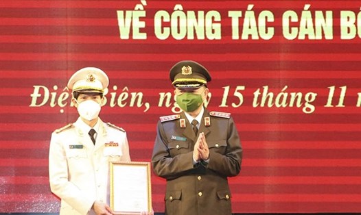 Bộ trưởng Tô Lâm trao quyết định bổ nhiệm đại tá Ngô Thanh Bình giữ chức Giám đốc Công an tỉnh Điện Biên từ ngày 1.12.2021. Ảnh: LĐO