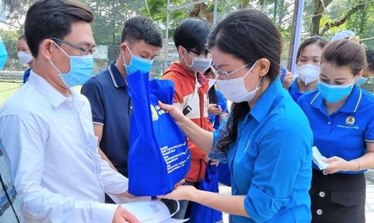 Chủ tịch LĐLĐ TP. Thủ Đức Nguyễn Thị Hồng Nhung tặng quà cho các công nhân có hoàn cảnh khó khăn. Ảnh: Nam Dương