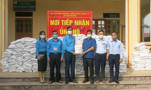 Ông Mai Xuân Anh - Chủ tịch Liên đoàn Lao động tỉnh Hải Dương trao gạo cho công nhân lao động vùng phong toả xã Tân Phong. Ảnh: Diệu Thuý