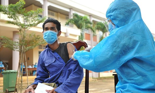 Lực lượng y tế tỉnh Đắk Lắk tiêm vaccine phòng COVID-19 cho người dân. Ảnh: M.H