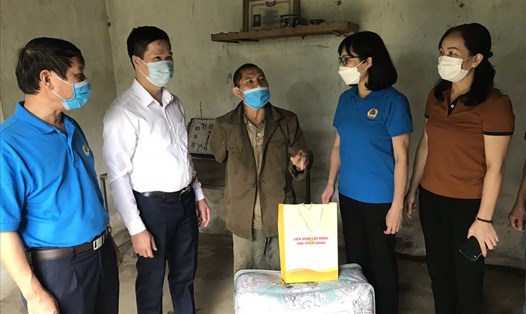 Bà Nguyễn Thị Thu Thủy, Tỉnh ủy viên- Chủ tịch LĐLĐ tỉnh Tuyên Quang (thứ 2 từ phải sang) tặng chăn ấm cho hộ dân có hoàn cảnh khó khăn. Ảnh: CĐTQ