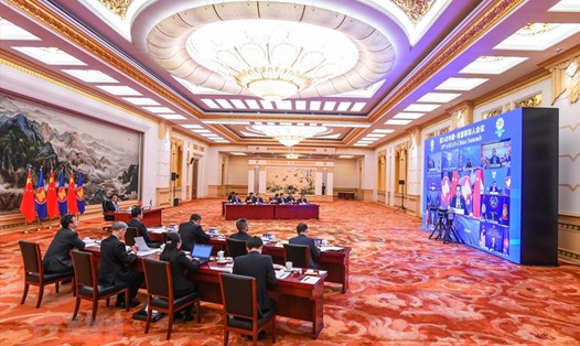 Thủ tướng Trung Quốc Lý Khắc Cường (giữa, trái) dự Hội nghị Cấp cao ASEAN-Trung Quốc lần thứ 24 diễn ra dưới hình thức trực tuyến, tại Bắc Kinh, ngày 26.10.2021. Ảnh: THX/TTXVN