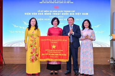 Bộ trưởng Bộ VHTTDL - Nguyễn Văn Hùng trao cờ thi đua của Chính phủ cho VICAS. Ảnh: BTC