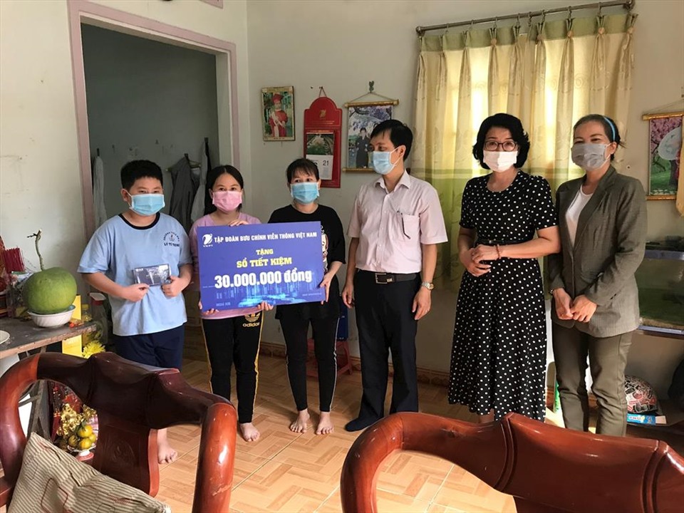 Công đoàn VNPT TP.HCM trao sổ tiết kiệm cho người lao động khó khăn.