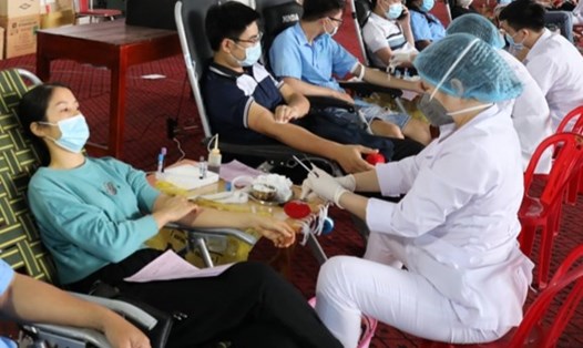 Trên 600 giáo viên tại các trường học trên địa bàn tỉnh Ninh Bình đăng ký tham gia hiến máu tình nguyện. Ảnh: NT