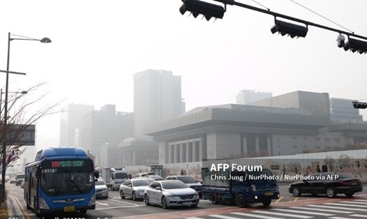 Ô nhiễm bụi mịn khiến phần lớn Hàn Quốc chìm trong màn sương mờ ảo. Ảnh: AFP