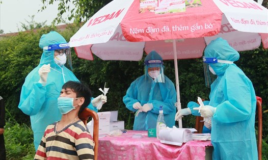Lực lượng y tế huyện Krông Búk, tỉnh Đắk Lắk xét nghiệm cho người dân tộc thiểu số ở một ổ dịch COVID-19. Ảnh: Bảo Trung