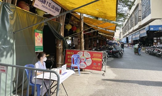 Trạm y tế lưu động tại chợ Đồng Xuân (Hoàn Kiếm). Ảnh: Hương Ly