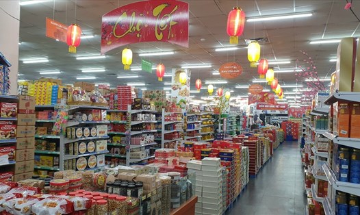 Hệ thống siêu thị đã dự trữ đủ nguồn hàng để phục vụ người dân mua sắm Tết. Ảnh: P.N