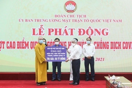 Chủ tịch Uỷ ban Trung ương MTTQ Việt Nam Đỗ Văn Chiến tiếp nhận ủng hộ của Giáo hội Phật giáo Việt Nam cho công tác phòng chống dịch COVID-19. Ảnh: Quang Vinh