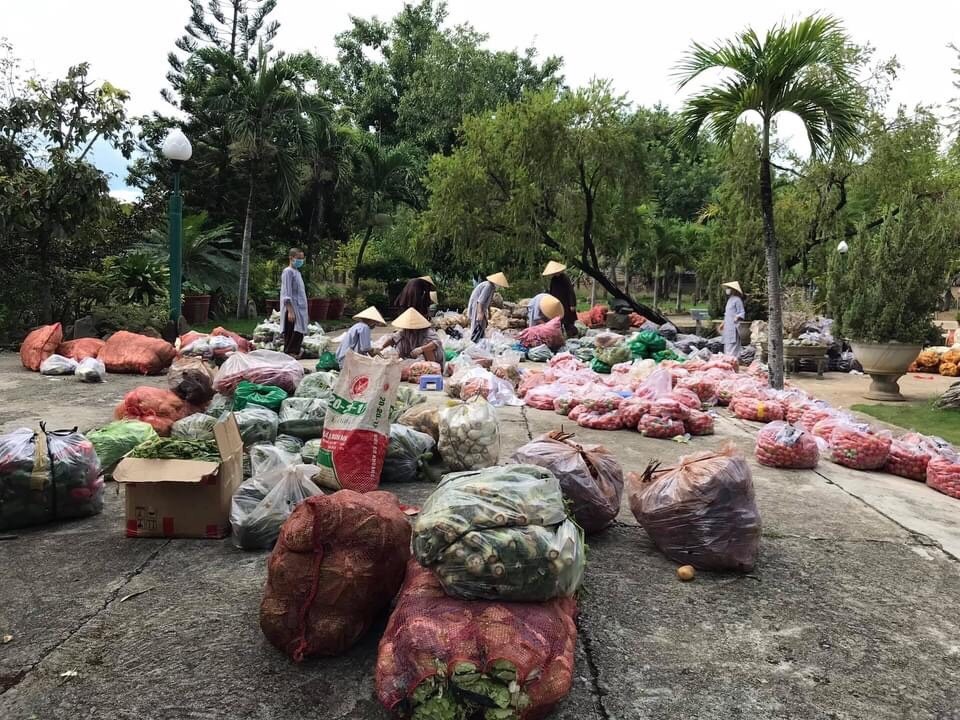 Các ni cô chuẩn bị túi rau củ hỗ trợ cho người dân trong những ngày Khánh Hoà phải phong tỏa nhiều địa phương do dịch. Ảnh: Lệ Nhật
