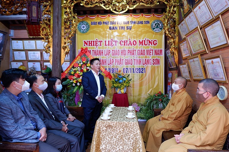 Phái đoàn đến chúc mừng Đại lễ. Ảnh: GHPG Lạng Sơn