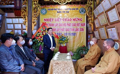 Phái đoàn đến chúc mừng Đại lễ. Ảnh: GHPG Lạng Sơn