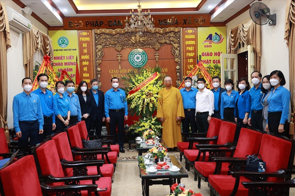Đoàn Chủ tịch Tổng Liên đoàn Lao động Việt Nam chúc mừng Giáo hội Phật giáo Việt Nam nhân kỷ niệm 40 năm ngày thành lập (7.11.1981-7.11.2021). Ảnh: Hải Nguyễn