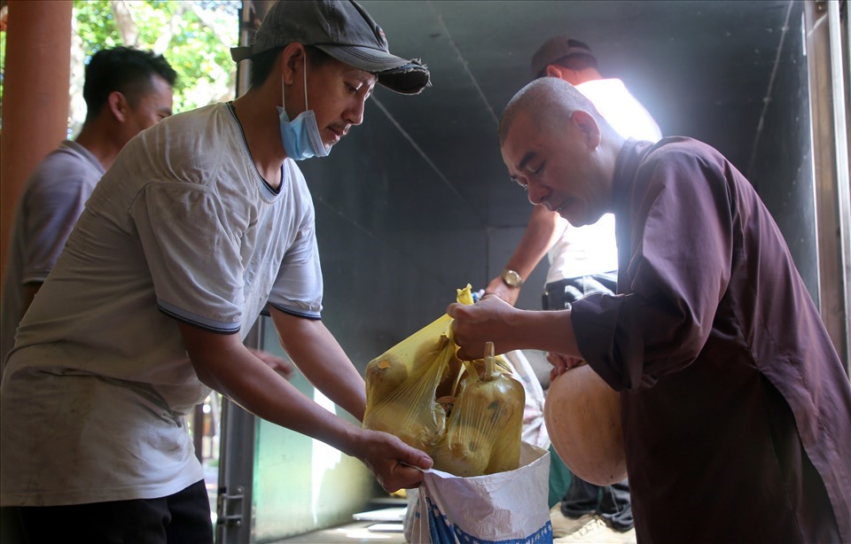 Đại đức Thích Nguyên Mãn – Trưởng ban Trị sự Giáo hội Phật giáo Việt Nam huyện Triệu Phong tiếp nhận sản vật của người dân Quảng Trị gửi vào cho các tỉnh miền Nam. Ảnh: Hưng Thơ.