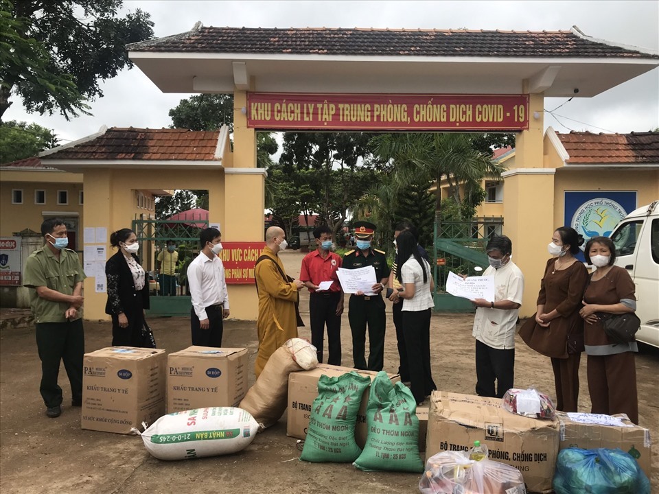 Đại đức Thích Quảng Phước và các phật tử trao quà hỗ trợ cho khu cách ly ở huyện Chư Sê. Ảnh: PG