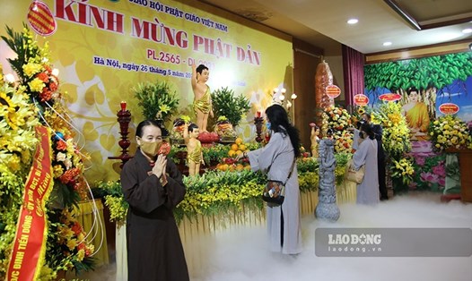 Nghi thức tắm Phật trong Đại lễ Phật đản năm 2021 tại chùa Quán Sứ (Hà Nội) - trụ sở của Giáo Hội Phật giáo Việt Nam. Ảnh: T.Vương