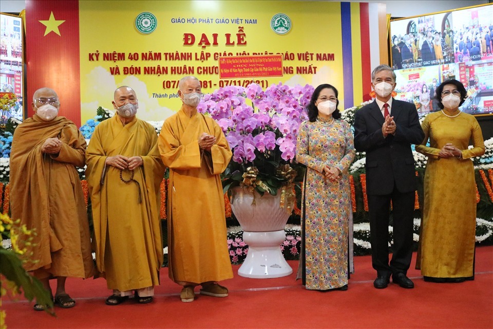 Lãnh đạo TPHCM và lãnh đạo GHPGVN tham dự tại đầu cầu TPHCM. Ảnh: Huân Cao