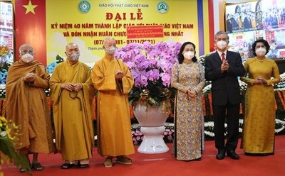 Lãnh đạo TPHCM và lãnh đạo GHPGVN tham dự tại đầu cầu TPHCM. Ảnh: Huân Cao