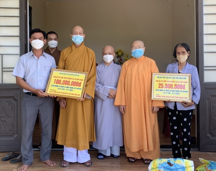 Giáo hội Phật giáo Việt Nam tỉnh Quảng Nam bàn giao nhà cho người nghèo. Ảnh: Thành Luân