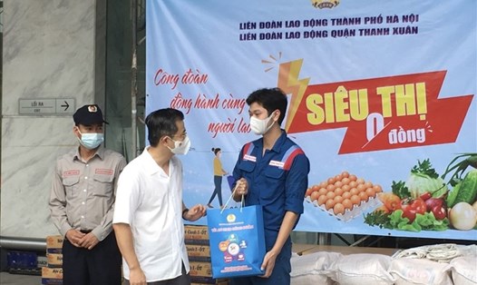 Liên đoàn Lao động Hà Nội trao túi An sinh Công đoàn cho người lao động quận Thanh Xuân. Ảnh: Kiều Vũ