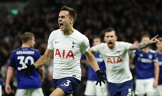 Sergio Reguillon ghi bàn giúp Tottenham ngược dòng thắng Leeds United 2-1, tại vòng 12 Ngoại hạng Anh. Ảnh: Tottenham