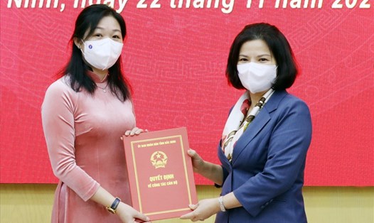 Chủ tịch UBND tỉnh Bắc Ninh Nguyễn Hương Giang (bên phải) đã trao Quyết định bổ nhiệm bà Nguyễn Thị Lệ Tuyết. Ảnh: PV.