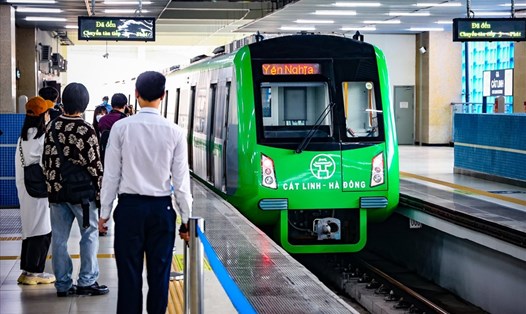 Ngày đầu metro Cát Linh - Hà Đông bán vé. Ảnh: Phạm Đông
