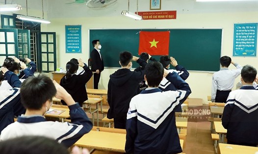Sau lễ chào cờ, học sinh (Hà Nội) bước vào tiết học đầu tiên trong không khí hứng khởi, hân hoan Ảnh: LĐO