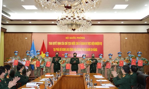 Thượng tướng Hoàng Xuân Chiến trao Quyết định của Chủ tịch nước cho 12 sĩ quan chuẩn bị lên đường làm nhiệm vụ Gìn giữ hòa bình Liên Hợp Quốc. Ảnh: Hải Minh