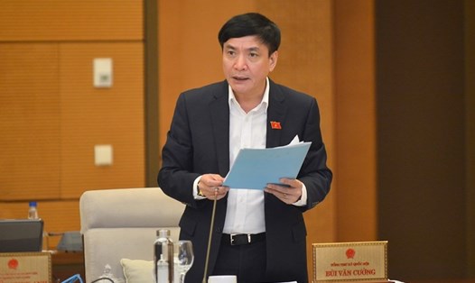 Tổng Thư ký Quốc hội, Chủ nhiệm Văn phòng Quốc hội Bùi Văn Cường trình bày báo cáo.