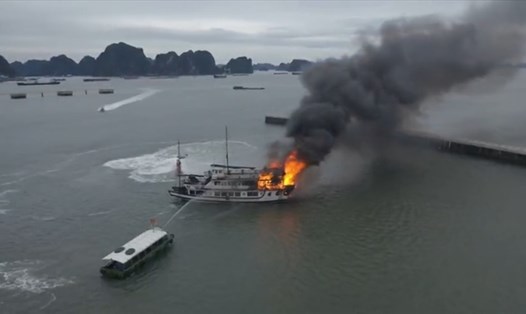 1 trong 2 tàu bị lửa thiêu rụi tại khu vực biển Bãi Cháy. Ảnh: CTV