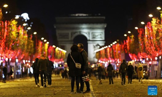 Đại lộ Champs Élysées được thắp sáng vào ngày 21.11, đánh dấu mở màn mùa Giáng sinh 2021. Ảnh: Tân Hoa Xã