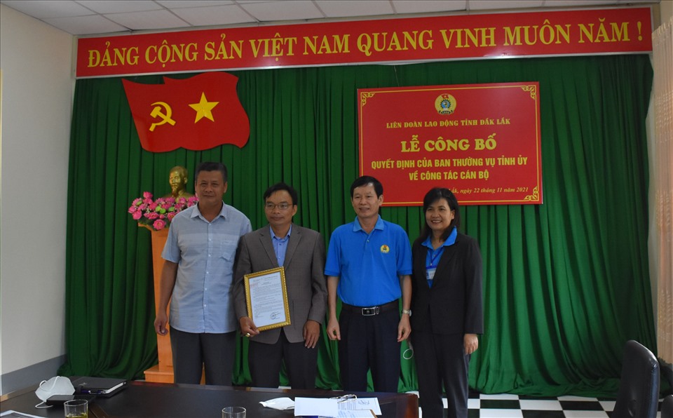 Ông Nguyễn Phú Lập nhận Quyết định của Ban Tổ chức Tỉnh ủy Đắk Lắk điều động đến công tác tại LĐLĐ tỉnh. Ảnh: T.X