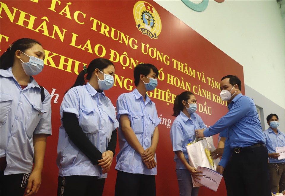 Chủ tịch Tổng Liên đoàn Lao động Việt Nam Nguyễn Đình Khang trao quà cho công nhân có hoàn cảnh khó khăn.