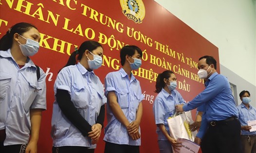 Chủ tịch Tổng Liên đoàn Lao động Việt Nam Nguyễn Đình Khang trao quà cho công nhân có hoàn cảnh khó khăn.