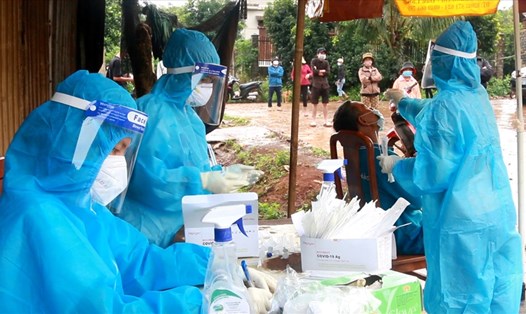 Lực lượng y tế tỉnh Đắk Lắk tổ chức tiêm chủng vaccine phòng COVID-19 cho người dân. Ảnh: Bảo Trung