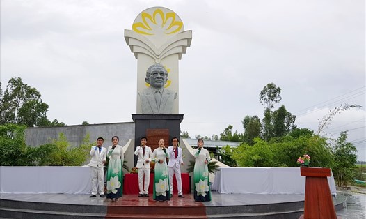 Công viên văn hóa Võ Văn Kiệt trở thành điểm sinh hoạt văn hóa, về nguồn cho người dân trong và ngoài tỉnh. Ảnh: LT