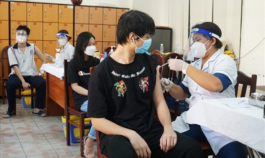 Từ ngày 22 - 28.11, TPHCM tổ chức tiêm vaccine COVID-19 mũi 2 cho trẻ 12 - 17 tuổi trên địa bàn đã tiêm mũi 1 đủ thời gian. Ảnh: Thanh Chân